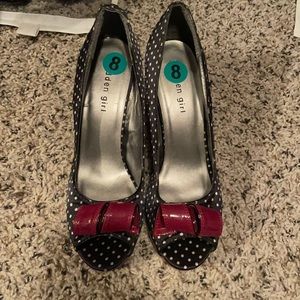 Peep toe shoes